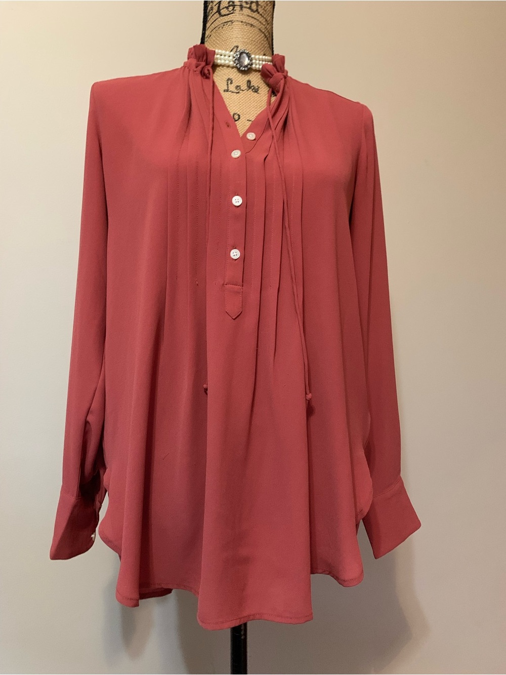 LOFT ladies coral 100% poly Pintucked tie neck flowy blouse size XS (VVGUC)
